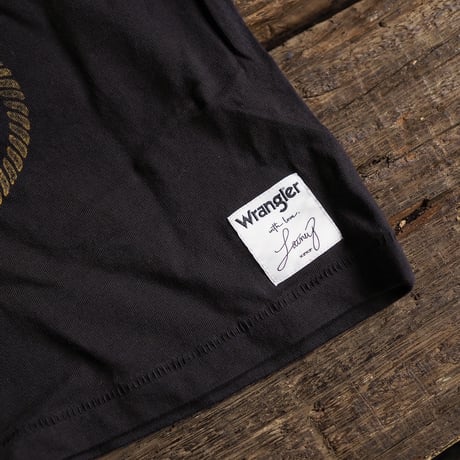 Wrangler × Lainey Wilson ／ HANG TIGHT HONEY TEE