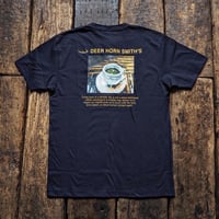 DEERHORNSMITH'S / ART HENRY TEE (COFFEE)