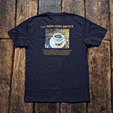 DEERHORNSMITH'S / ART HENRY TEE (COFFEE)
