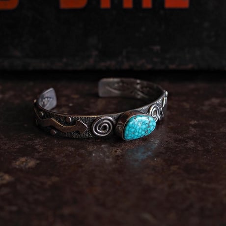 Alex Sanchez／PETROGLYPH TURQUOISE BANGLE " Kingman"