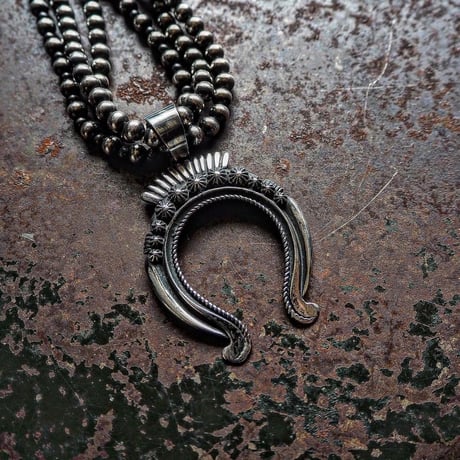 Robert Kelly ／ Naja Top＆Silver Beads Necklace