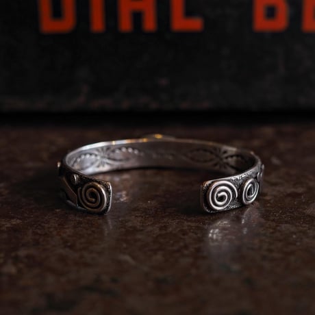 Alex Sanchez／PETROGLYPH TURQUOISE BANGLE " Kingman"