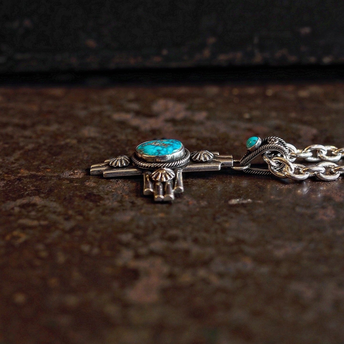 Ivan Howard ／ Turquoise Cross Top -Turquoise mo