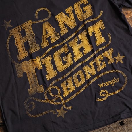 Wrangler × Lainey Wilson ／ HANG TIGHT HONEY TEE