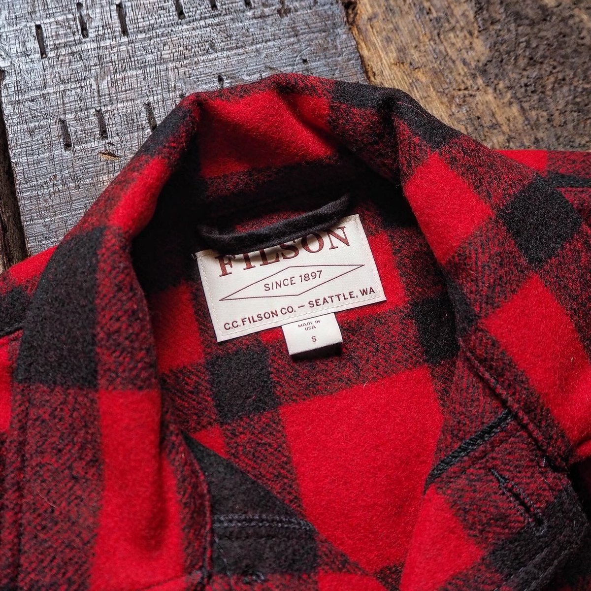 FILSON／MACKINAW CRUISER -RED×BLACK- | CALIFORNI
