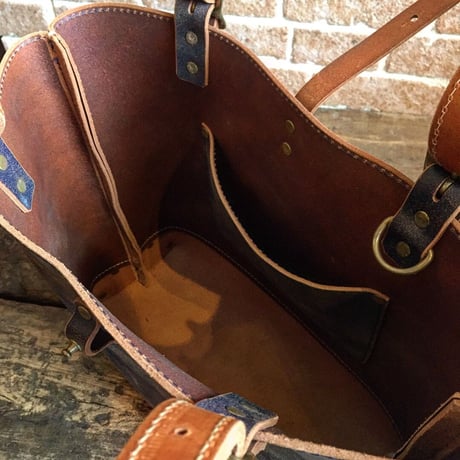 LEFT HAND TOTE BAG  / NAVYクラック×CAMEL(S)