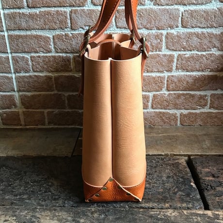 LEFT HAND TOTE BAG  / TAN×CAMEL (S)