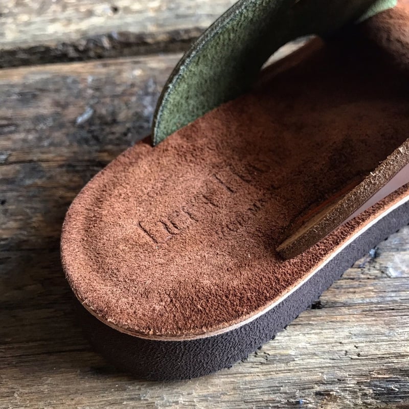 LEFT HAND / ダブルストラップバックル付きサンダル(OLIVE×BROWN×ﾃｨﾝﾊ