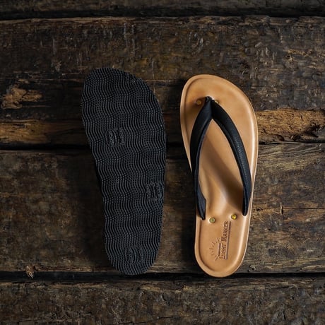 LIGHT MARKER / BEACH SANDAL (BUTTERO "NATURAL x DEER LEATHER "BLACK" )