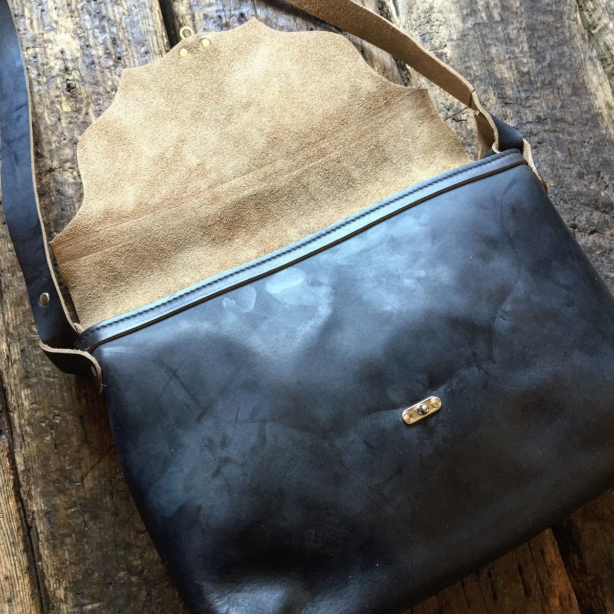 Fernand Lether / Horizontal Latch Pouch (L) | C