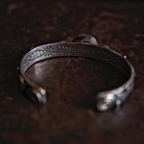 Alex Sanchez／PETROGLYPH TURQUOISE BANGLE " Kingman"