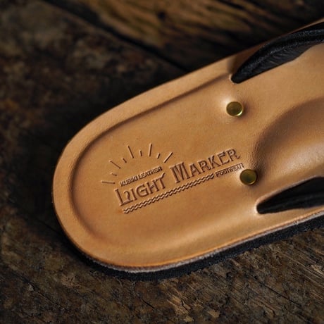 LIGHT MARKER / BEACH SANDAL (BUTTERO "NATURAL x DEER LEATHER "BLACK" )