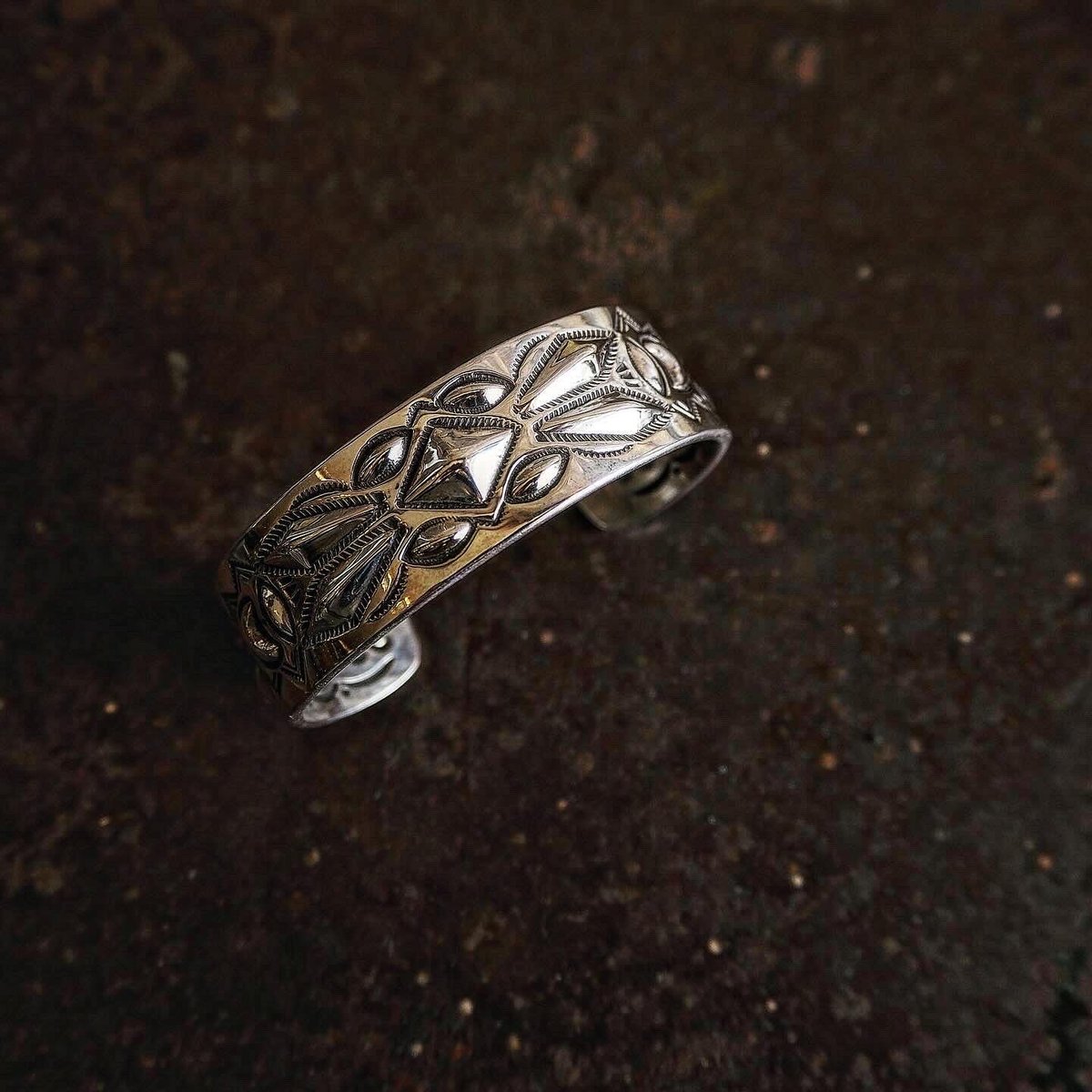 RAY ADAKAI / Double Stamp Bangle | CALIFORNIA RAY ADAKAI / Double Stamp Bangle | CALIFORNIA