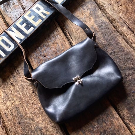 Fernand Lether / Horizontal Ipad Latch Pouch