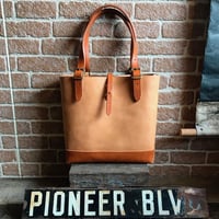 LEFT HAND TOTE BAG  / TAN×CAMEL (S)