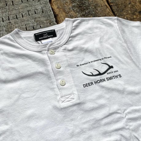 DEERHORNSMITH'S / ART HENRY TEE (COFFEE)
