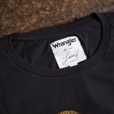 Wrangler × Lainey Wilson ／ HANG TIGHT HONEY TEE