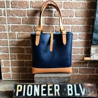 LEFT HAND TOTE BAG  / NAVY×TAN (S)