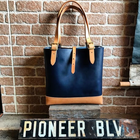 LEFT HAND TOTE BAG  / NAVY×TAN (S)