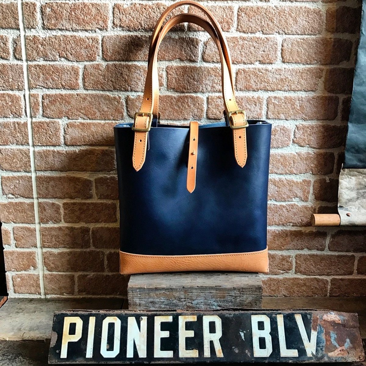 LEFT HAND TOTE BAG / NAVY×TAN (S) | CALIFORNIA