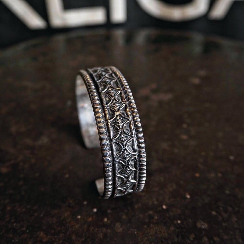 NAVAJO Leonard Maloney スタンプワーク バングル 美品 Leonard Maloney ナバホ族 バングル ワイド スタンプワーク