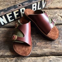 LEFT HAND / ダブルストラップバックル付きサンダル(OLIVE×BROWN×ﾃｨﾝﾊﾞｰ)