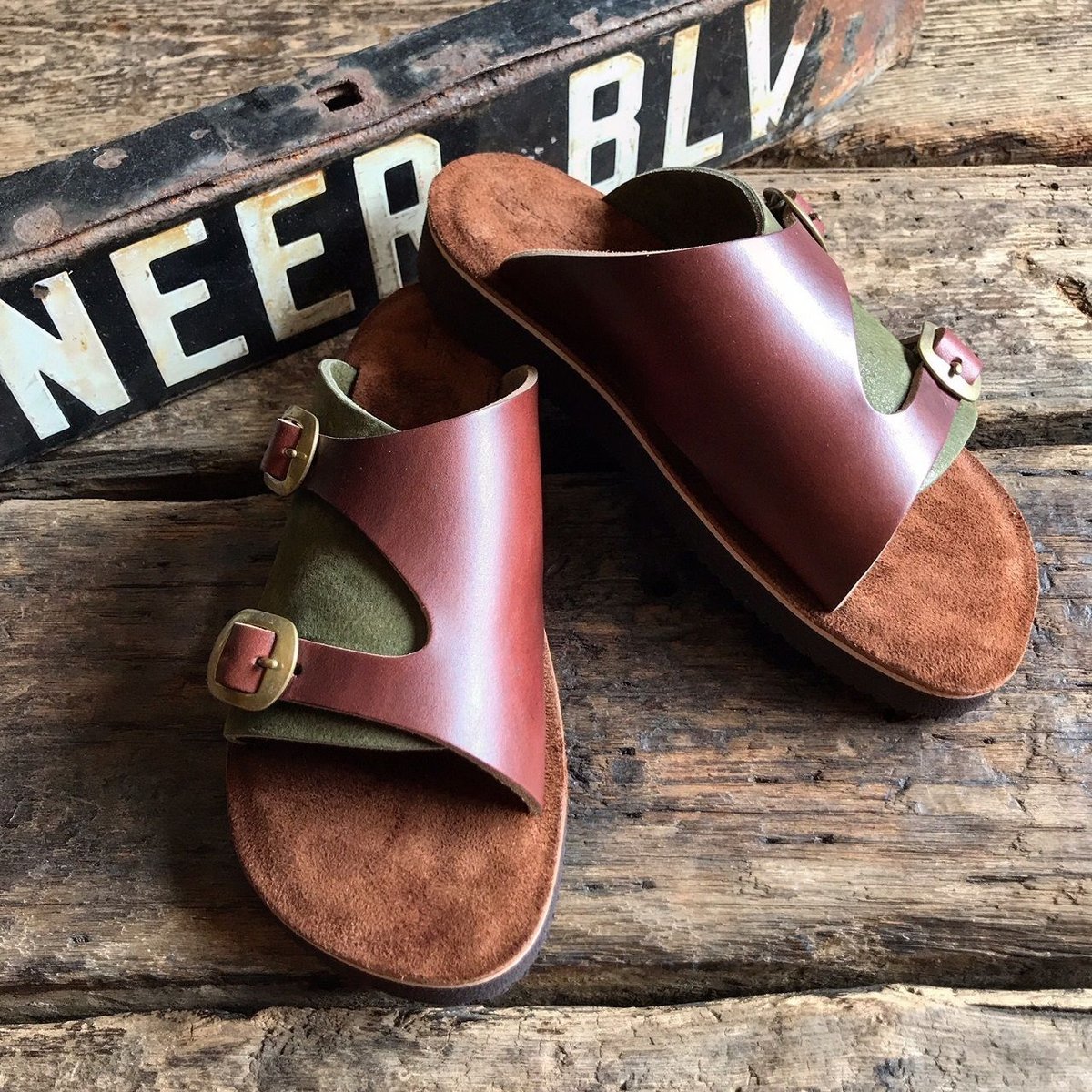 LEFT HAND / ダブルストラップバックル付きサンダル(OLIVE×BROWN×ﾃｨﾝﾊ