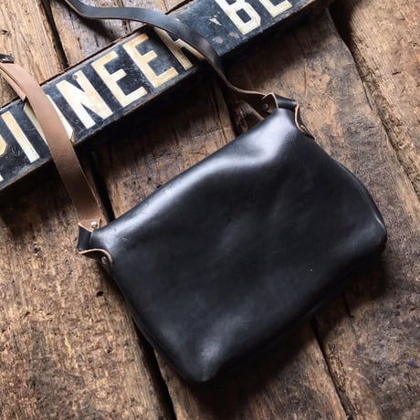 Fernand Lether / Horizontal Ipad Latch Pouch