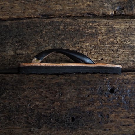 LIGHT MARKER / BEACH SANDAL (BUTTERO "NATURAL x CHROMEXCEL "BLACK" )
