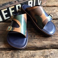 LEFT HAND / ダブルストラップバックル付きサンダル(CAMO×NAVY)
