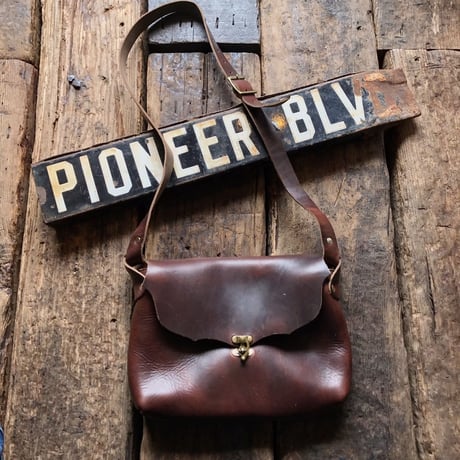 Fernand Lether / Horizontal Ipad Latch Pouch