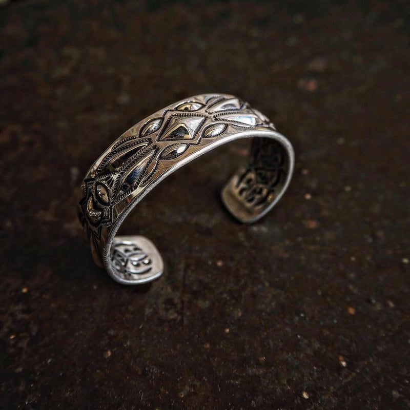 RAY ADAKAI / Double Stamp Bangle | CALIFORNIA RAY ADAKAI / Double Stamp Bangle | CALIFORNIA