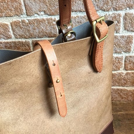LEFT HAND TOTE BAG  / NUBUCKCAMEL× OLIVE × CHOCO(S)