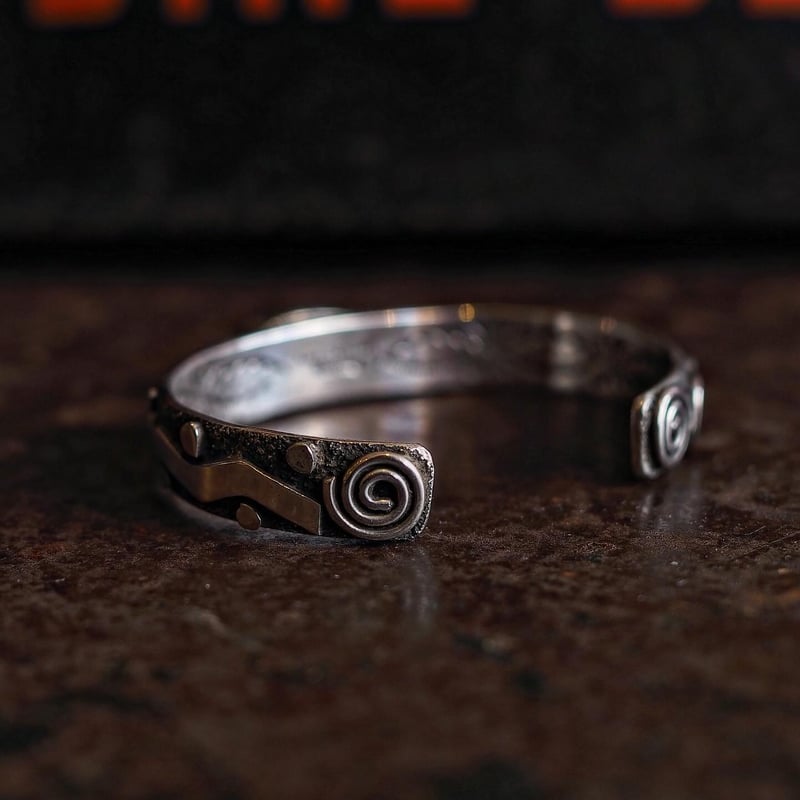 Alex Sanchez／PETROGLYPH TURQUOISE BANGLE 
