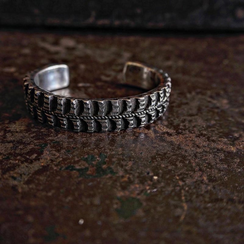 Elvira Bill ／ H.G Stamp Work Bangle | CALIFORNI