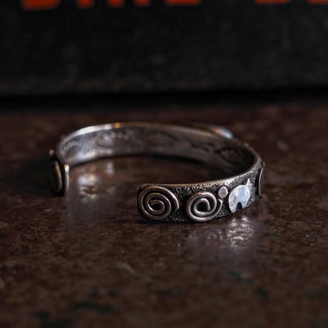 Alex Sanchez／PETROGLYPH TURQUOISE BANGLE " Kingman"