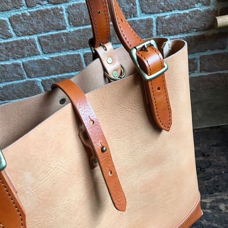 LEFT HAND TOTE BAG  / TAN×CAMEL (S)