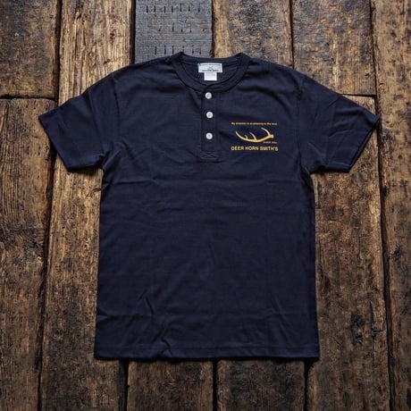 DEERHORNSMITH'S / ART HENRY TEE (COFFEE)