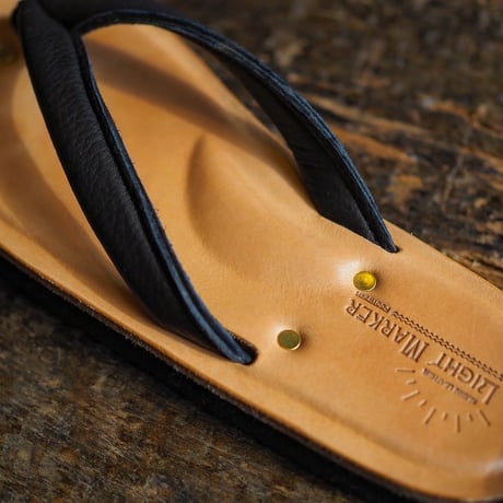 LIGHT MARKER / BEACH SANDAL (BUTTERO "NATURAL x DEER LEATHER "BLACK" )
