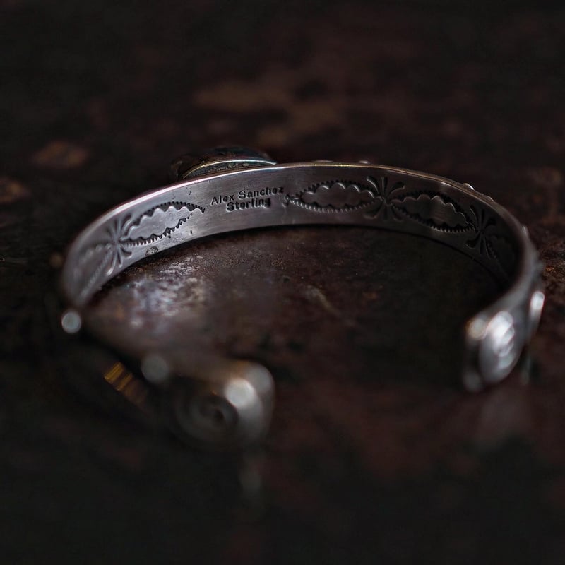 Alex Sanchez／PETROGLYPH TURQUOISE BANGLE 