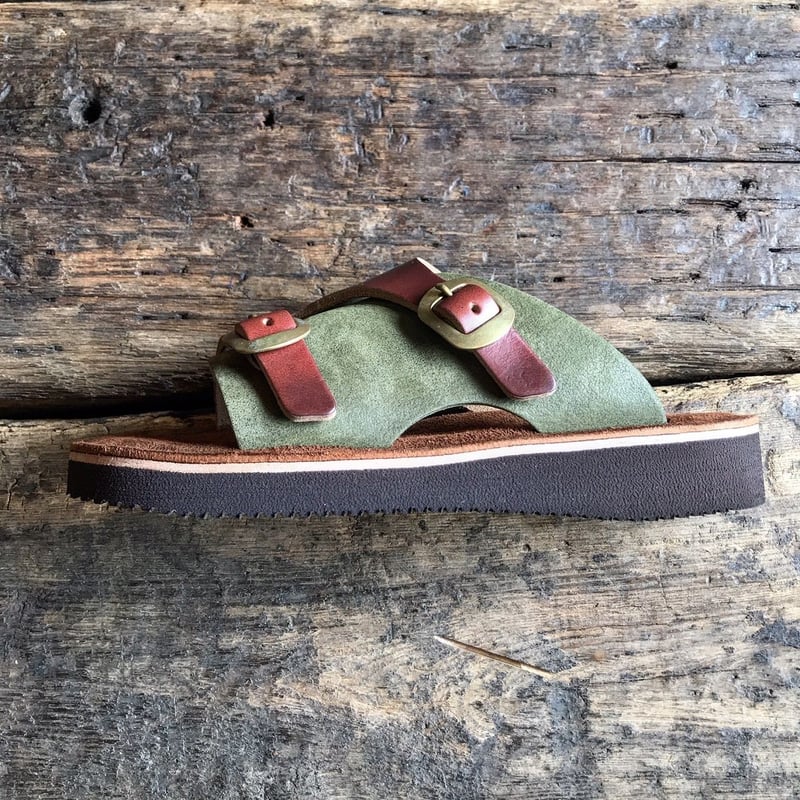 LEFT HAND / ダブルストラップバックル付きサンダル(OLIVE×BROWN×ﾃｨﾝﾊ