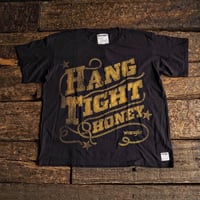 Wrangler × Lainey Wilson ／ HANG TIGHT HONEY TEE