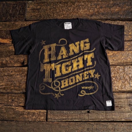 Wrangler × Lainey Wilson ／ HANG TIGHT HONEY TEE