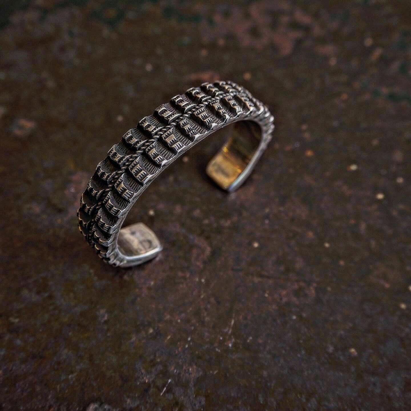 Elvira Bill ／ H.G Stamp Work Bangle | CALIFORNI