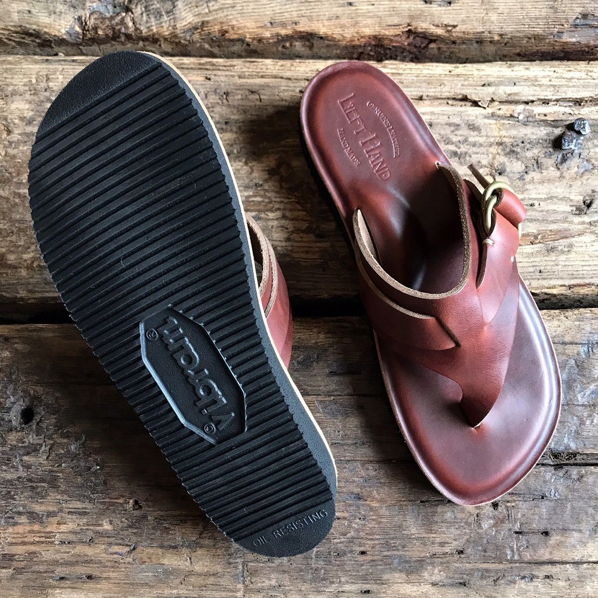 LEFTHAND / トングプレーンリング付きレザーサンダル (ｸﾛﾑｴｸｾﾙﾃｨﾝﾊﾞｰ)