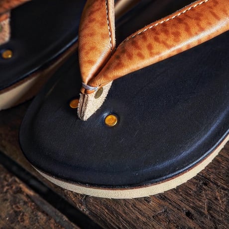LIGHT MARKER / BEACH SANDAL (BUTTERO "NATURAL x NAVY" )