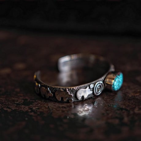 Alex Sanchez／PETROGLYPH TURQUOISE BANGLE " Kingman"