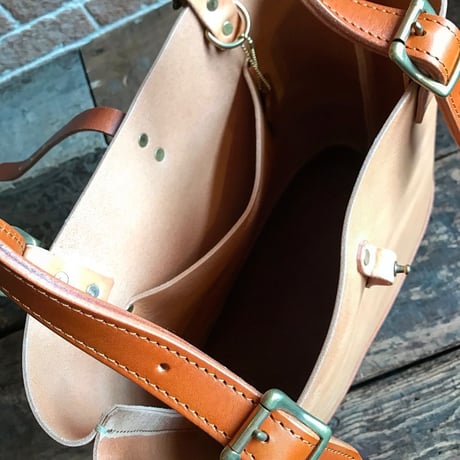 LEFT HAND TOTE BAG  / TAN×CAMEL (S)