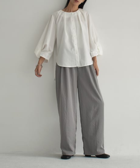 tops-02372　ツイストスリーブブラウス　ホワイト　チャコール