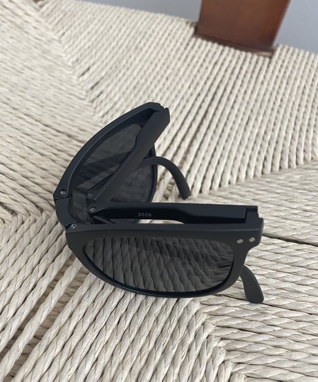 sunglasses-02042　UV400　折りたたみサングラス　ベージュ　ブラック